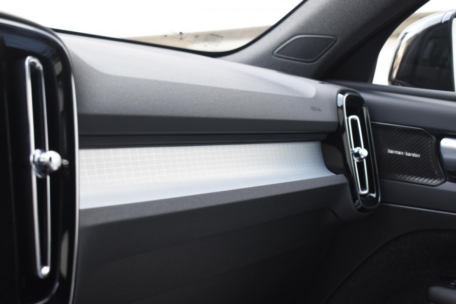 Volvo XC40 B3 177PK Automaat Plus Black Edition / Cruise control / Harman Kardon / 20'' velgen / Elektrisch verstelbare stoelen met geheugen / Stoel- en stuurverwarming