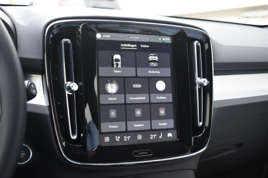 Volvo XC40 B3 177PK Automaat Plus Black Edition / Cruise control / Harman Kardon / 20'' velgen / Elektrisch verstelbare stoelen met geheugen / Stoel- en stuurverwarming