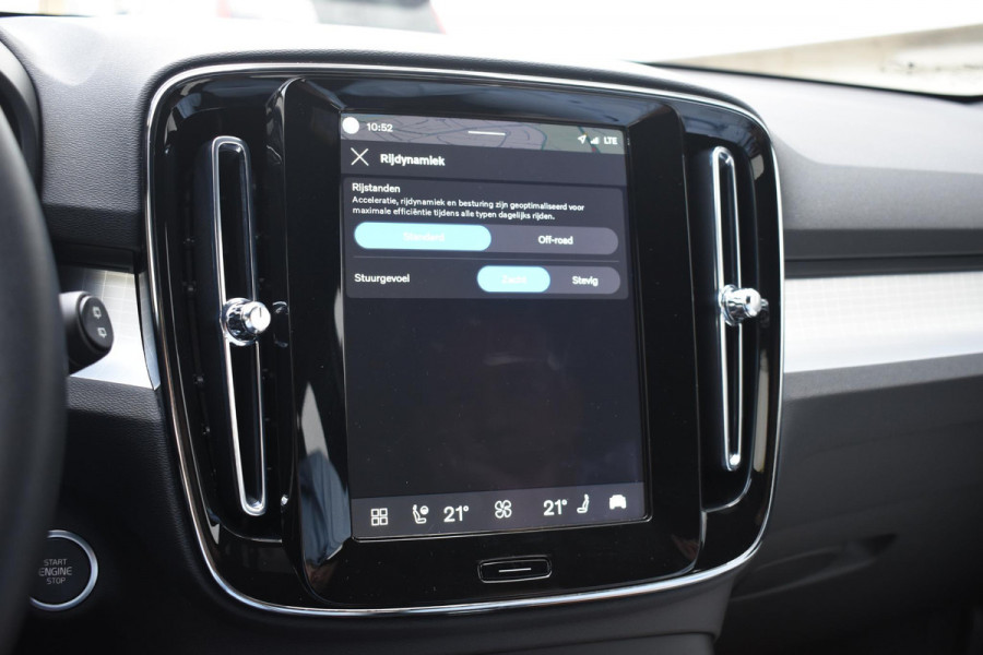 Volvo XC40 B3 177PK Automaat Plus Black Edition / Cruise control / Harman Kardon / 20'' velgen / Elektrisch verstelbare stoelen met geheugen / Stoel- en stuurverwarming