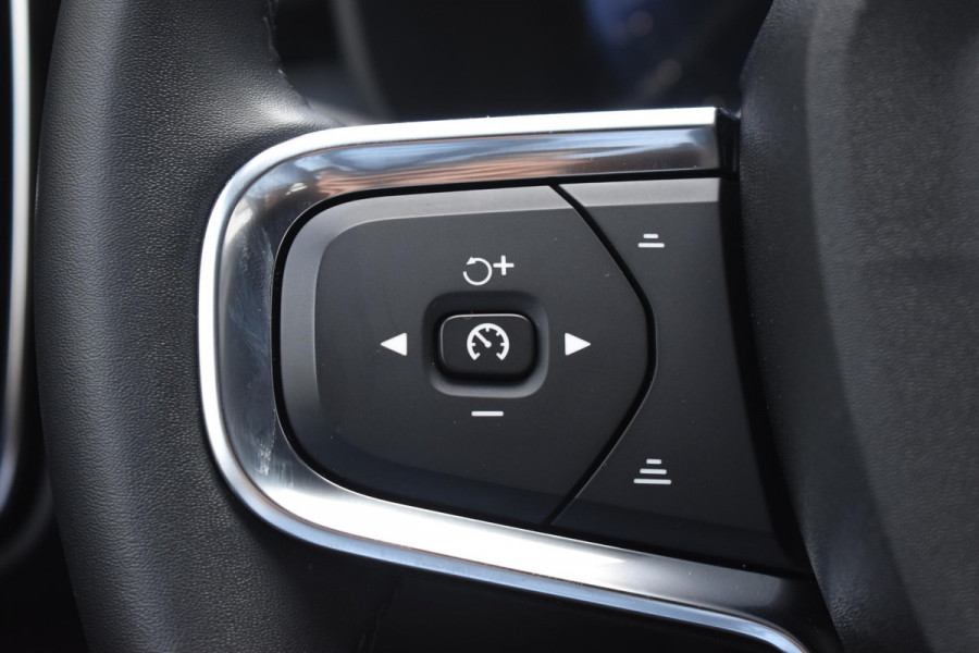 Volvo XC40 B3 177PK Automaat Plus Black Edition / Cruise control / Harman Kardon / 20'' velgen / Elektrisch verstelbare stoelen met geheugen / Stoel- en stuurverwarming