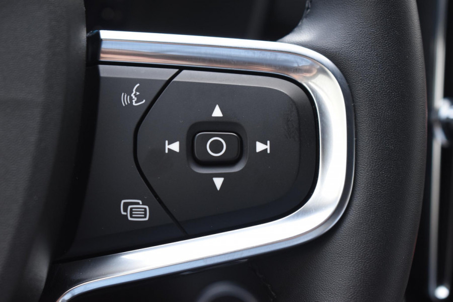 Volvo XC40 B3 177PK Automaat Plus Black Edition / Cruise control / Harman Kardon / 20'' velgen / Elektrisch verstelbare stoelen met geheugen / Stoel- en stuurverwarming