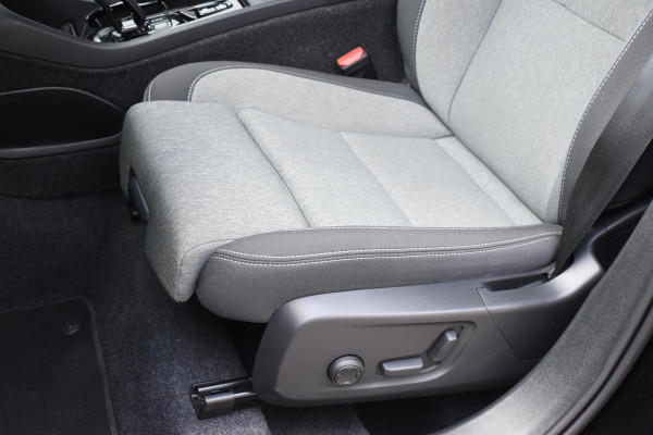 Volvo XC40 B3 177PK Automaat Plus Black Edition / Cruise control / Harman Kardon / 20'' velgen / Elektrisch verstelbare stoelen met geheugen / Stoel- en stuurverwarming