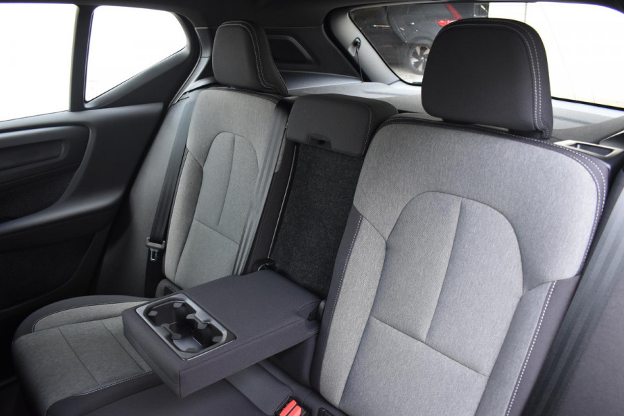 Volvo XC40 B3 177PK Automaat Plus Black Edition / Cruise control / Harman Kardon / 20'' velgen / Elektrisch verstelbare stoelen met geheugen / Stoel- en stuurverwarming