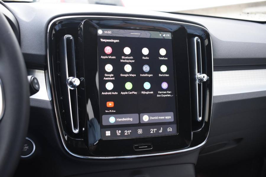 Volvo XC40 B3 177PK Automaat Plus Black Edition / Cruise control / Harman Kardon / 20'' velgen / Elektrisch verstelbare stoelen met geheugen / Stoel- en stuurverwarming