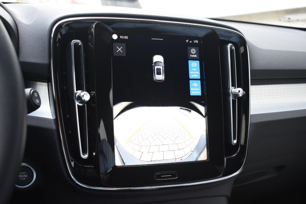 Volvo XC40 B3 177PK Automaat Plus Black Edition / Cruise control / Harman Kardon / 20'' velgen / Elektrisch verstelbare stoelen met geheugen / Stoel- en stuurverwarming