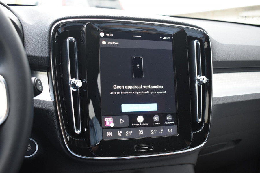 Volvo XC40 B3 177PK Automaat Plus Black Edition / Cruise control / Harman Kardon / 20'' velgen / Elektrisch verstelbare stoelen met geheugen / Stoel- en stuurverwarming