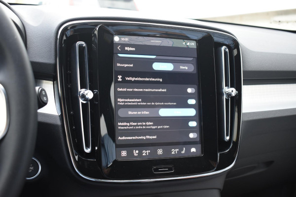 Volvo XC40 B3 177PK Automaat Plus Black Edition / Cruise control / Harman Kardon / 20'' velgen / Elektrisch verstelbare stoelen met geheugen / Stoel- en stuurverwarming