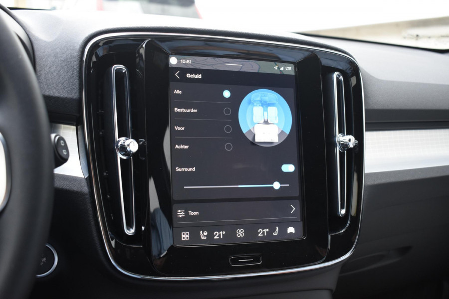 Volvo XC40 B3 177PK Automaat Plus Black Edition / Cruise control / Harman Kardon / 20'' velgen / Elektrisch verstelbare stoelen met geheugen / Stoel- en stuurverwarming