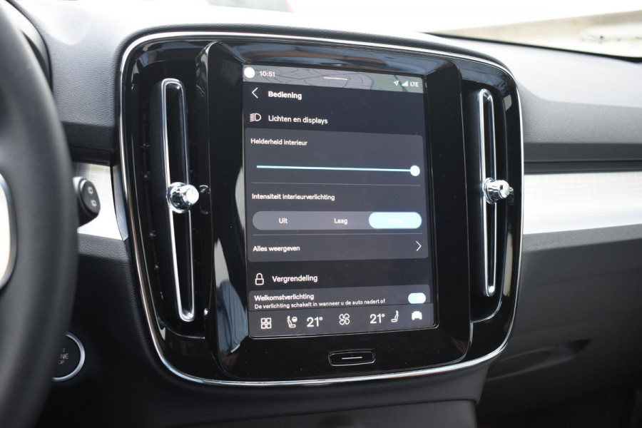 Volvo XC40 B3 177PK Automaat Plus Black Edition / Cruise control / Harman Kardon / 20'' velgen / Elektrisch verstelbare stoelen met geheugen / Stoel- en stuurverwarming