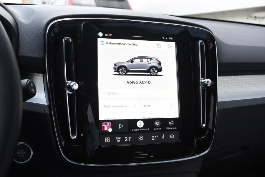 Volvo XC40 B3 177PK Automaat Plus Black Edition / Cruise control / Harman Kardon / 20'' velgen / Elektrisch verstelbare stoelen met geheugen / Stoel- en stuurverwarming