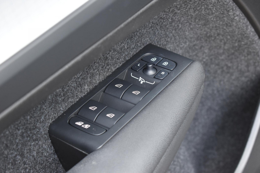 Volvo XC40 B3 177PK Automaat Plus Black Edition / Cruise control / Harman Kardon / 20'' velgen / Elektrisch verstelbare stoelen met geheugen / Stoel- en stuurverwarming