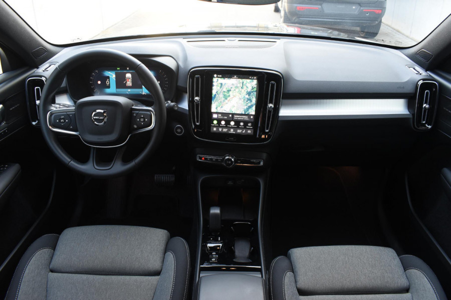 Volvo XC40 B3 177PK Automaat Plus Black Edition / Cruise control / Harman Kardon / 20'' velgen / Elektrisch verstelbare stoelen met geheugen / Stoel- en stuurverwarming
