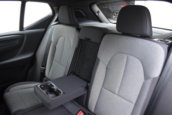 Volvo XC40 B3 177PK Automaat Plus Black Edition / Cruise control / Harman Kardon / 20'' velgen / Elektrisch verstelbare stoelen met geheugen / Stoel- en stuurverwarming