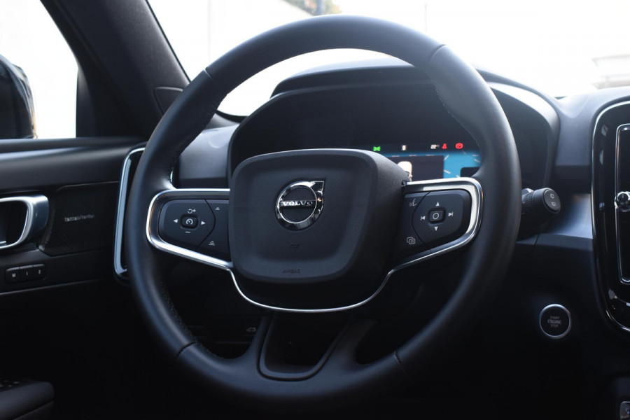 Volvo XC40 B3 177PK Automaat Plus Black Edition / Cruise control / Harman Kardon / 20'' velgen / Elektrisch verstelbare stoelen met geheugen / Stoel- en stuurverwarming