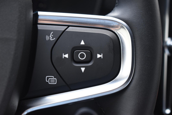 Volvo XC40 B3 177PK Automaat Plus Black Edition / Cruise control / Harman Kardon / 20'' velgen / Elektrisch verstelbare stoelen met geheugen / Stoel- en stuurverwarming