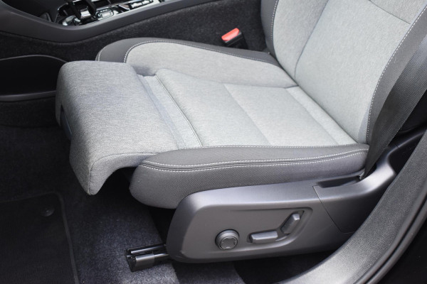 Volvo XC40 B3 177PK Automaat Plus Black Edition / Cruise control / Harman Kardon / 20'' velgen / Elektrisch verstelbare stoelen met geheugen / Stoel- en stuurverwarming