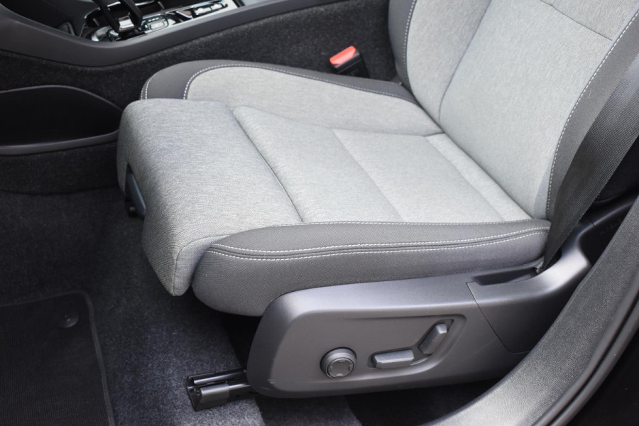 Volvo XC40 B3 177PK Automaat Plus Black Edition / Cruise control / Harman Kardon / 20'' velgen / Elektrisch verstelbare stoelen met geheugen / Stoel- en stuurverwarming