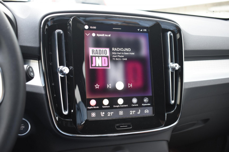 Volvo XC40 B3 177PK Automaat Plus Black Edition / Cruise control / Harman Kardon / 20'' velgen / Elektrisch verstelbare stoelen met geheugen / Stoel- en stuurverwarming