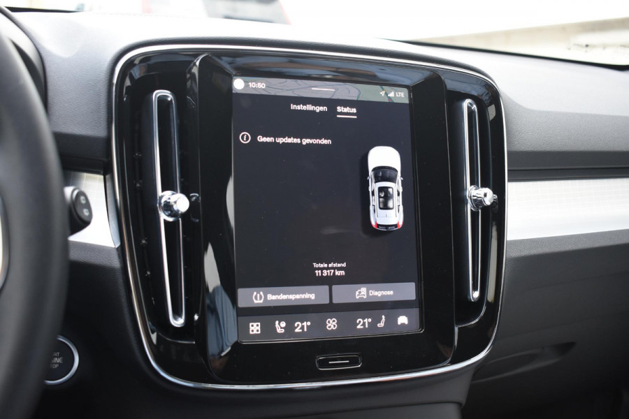Volvo XC40 B3 177PK Automaat Plus Black Edition / Cruise control / Harman Kardon / 20'' velgen / Elektrisch verstelbare stoelen met geheugen / Stoel- en stuurverwarming