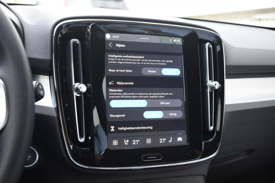 Volvo XC40 B3 177PK Automaat Plus Black Edition / Cruise control / Harman Kardon / 20'' velgen / Elektrisch verstelbare stoelen met geheugen / Stoel- en stuurverwarming