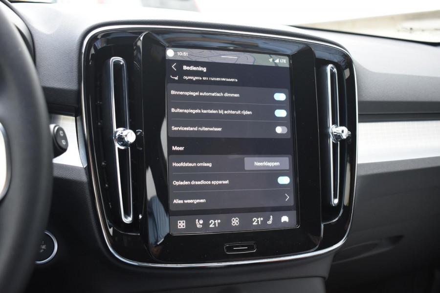 Volvo XC40 B3 177PK Automaat Plus Black Edition / Cruise control / Harman Kardon / 20'' velgen / Elektrisch verstelbare stoelen met geheugen / Stoel- en stuurverwarming