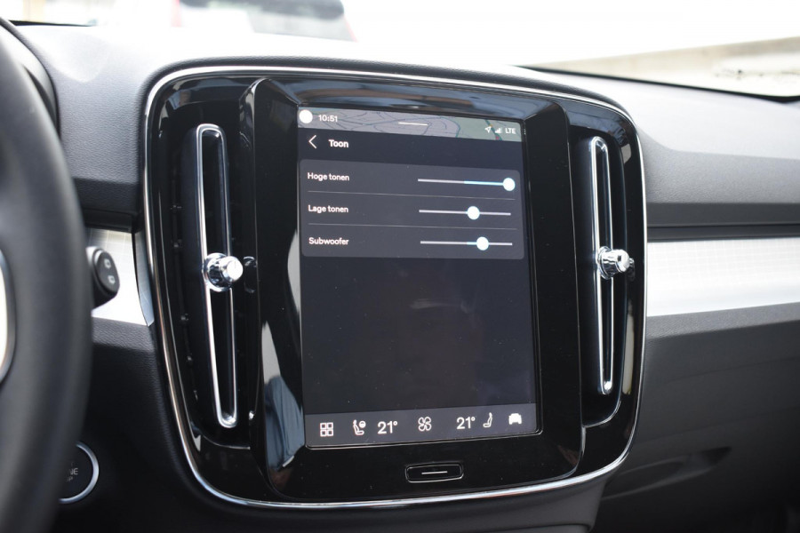 Volvo XC40 B3 177PK Automaat Plus Black Edition / Cruise control / Harman Kardon / 20'' velgen / Elektrisch verstelbare stoelen met geheugen / Stoel- en stuurverwarming
