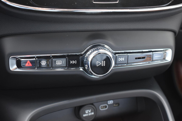 Volvo XC40 B3 177PK Automaat Plus Black Edition / Cruise control / Harman Kardon / 20'' velgen / Elektrisch verstelbare stoelen met geheugen / Stoel- en stuurverwarming