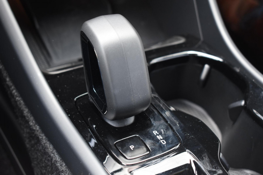 Volvo XC40 B3 177PK Automaat Plus Black Edition / Cruise control / Harman Kardon / 20'' velgen / Elektrisch verstelbare stoelen met geheugen / Stoel- en stuurverwarming