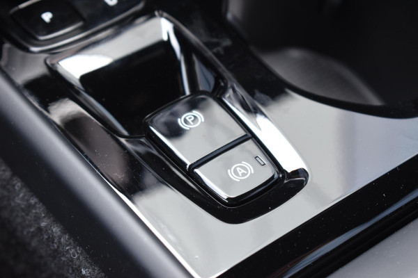 Volvo XC40 B3 177PK Automaat Plus Black Edition / Cruise control / Harman Kardon / 20'' velgen / Elektrisch verstelbare stoelen met geheugen / Stoel- en stuurverwarming