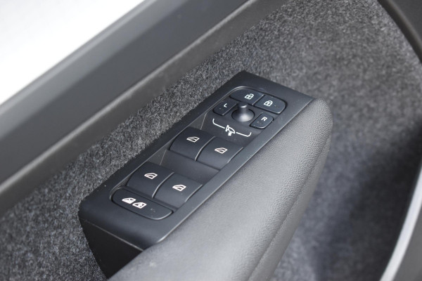 Volvo XC40 B3 177PK Automaat Plus Black Edition / Cruise control / Harman Kardon / 20'' velgen / Elektrisch verstelbare stoelen met geheugen / Stoel- en stuurverwarming