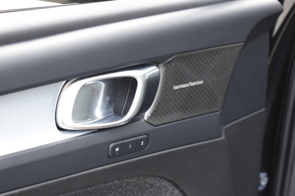 Volvo XC40 B3 177PK Automaat Plus Black Edition / Cruise control / Harman Kardon / 20'' velgen / Elektrisch verstelbare stoelen met geheugen / Stoel- en stuurverwarming