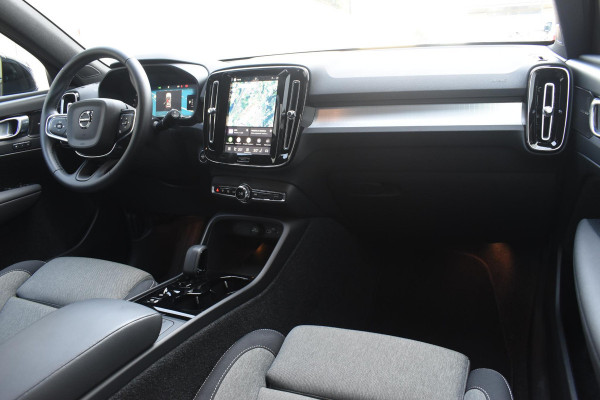 Volvo XC40 B3 177PK Automaat Plus Black Edition / Cruise control / Harman Kardon / 20'' velgen / Elektrisch verstelbare stoelen met geheugen / Stoel- en stuurverwarming