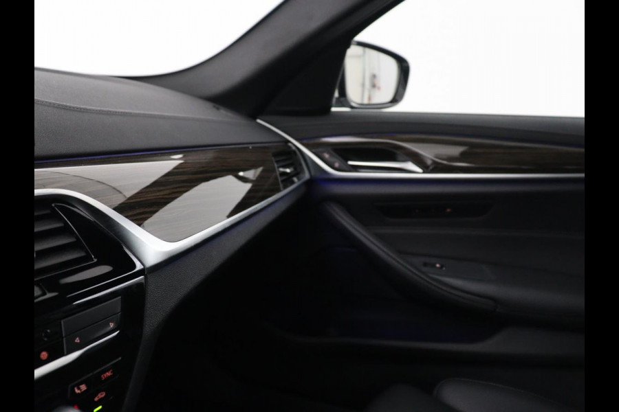 BMW 5 Serie Touring 520i High Executive Edition | Leder | Elektrische stoelen | Stoelverwarming | Cruise control | Sfeer verlichting | Carplay | Climate control | Camera | Park assist | Trekhaak