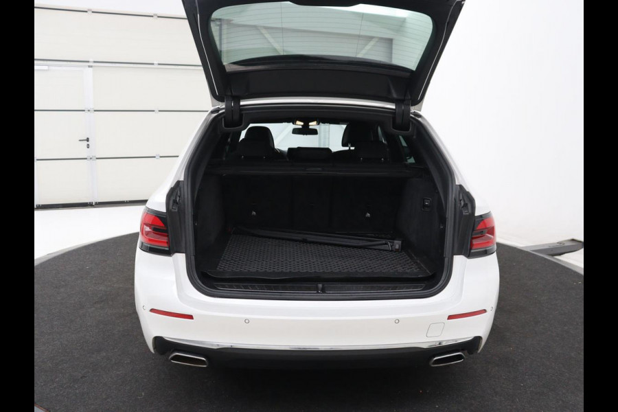BMW 5 Serie Touring 520i High Executive Edition | Leder | Elektrische stoelen | Stoelverwarming | Cruise control | Sfeer verlichting | Carplay | Climate control | Camera | Park assist | Trekhaak