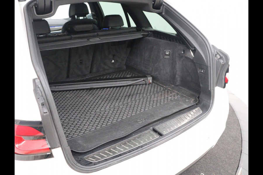 BMW 5 Serie Touring 520i High Executive Edition | Leder | Elektrische stoelen | Stoelverwarming | Cruise control | Sfeer verlichting | Carplay | Climate control | Camera | Park assist | Trekhaak