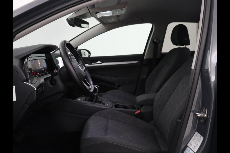 Volkswagen Golf 1.5 TSI Life | Stuur/stoel verwarming | Adaptive cruise | Sfeerverlichting | Carplay | Park assist | Navigatie | Climate control | Virtueel dashboard | Trekhaak