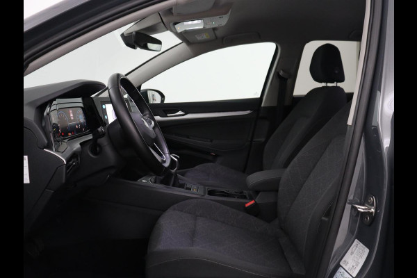 Volkswagen Golf 1.5 TSI Life | Stuur/stoel verwarming | Adaptive cruise | Sfeerverlichting | Carplay | Park assist | Navigatie | Climate control | Virtueel dashboard | Trekhaak