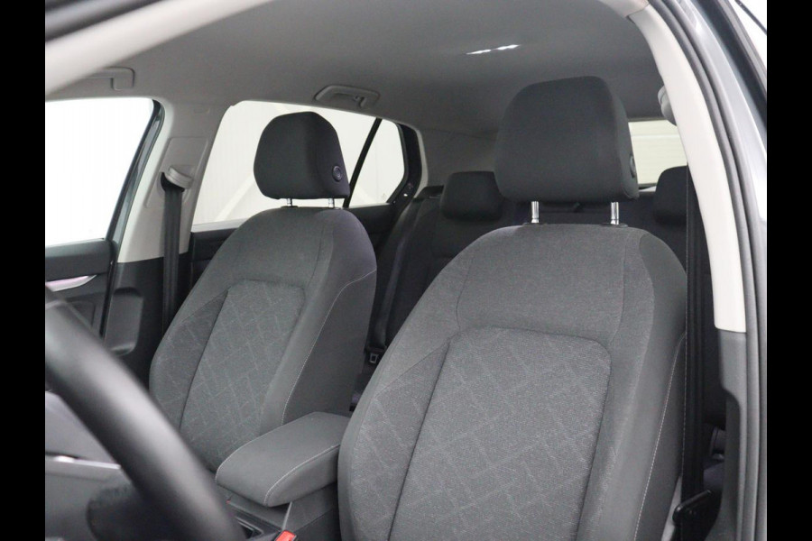 Volkswagen Golf 1.5 TSI Life | Stuur/stoel verwarming | Adaptive cruise | Sfeerverlichting | Carplay | Park assist | Navigatie | Climate control | Virtueel dashboard | Trekhaak