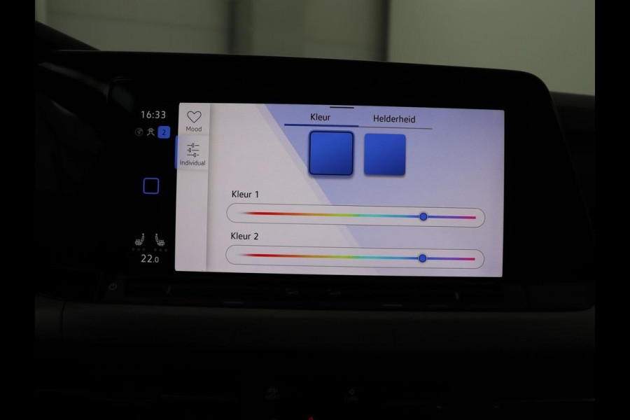 Volkswagen Golf 1.5 TSI Life | Stuur/stoel verwarming | Adaptive cruise | Sfeerverlichting | Carplay | Park assist | Navigatie | Climate control | Virtueel dashboard | Trekhaak