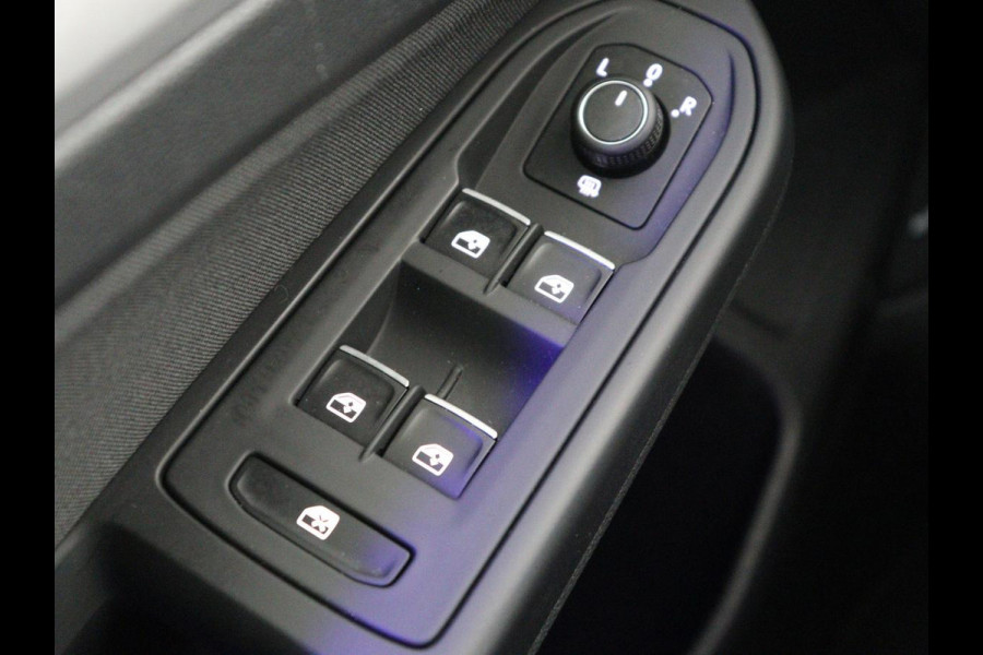 Volkswagen Golf 1.5 TSI Life | Stuur/stoel verwarming | Adaptive cruise | Sfeerverlichting | Carplay | Park assist | Navigatie | Climate control | Virtueel dashboard | Trekhaak