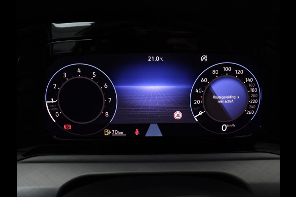 Volkswagen Golf 1.5 TSI Life | Stuur/stoel verwarming | Adaptive cruise | Sfeerverlichting | Carplay | Park assist | Navigatie | Climate control | Virtueel dashboard | Trekhaak