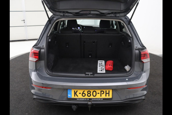 Volkswagen Golf 1.5 TSI Life | Stuur/stoel verwarming | Adaptive cruise | Sfeerverlichting | Carplay | Park assist | Navigatie | Climate control | Virtueel dashboard | Trekhaak