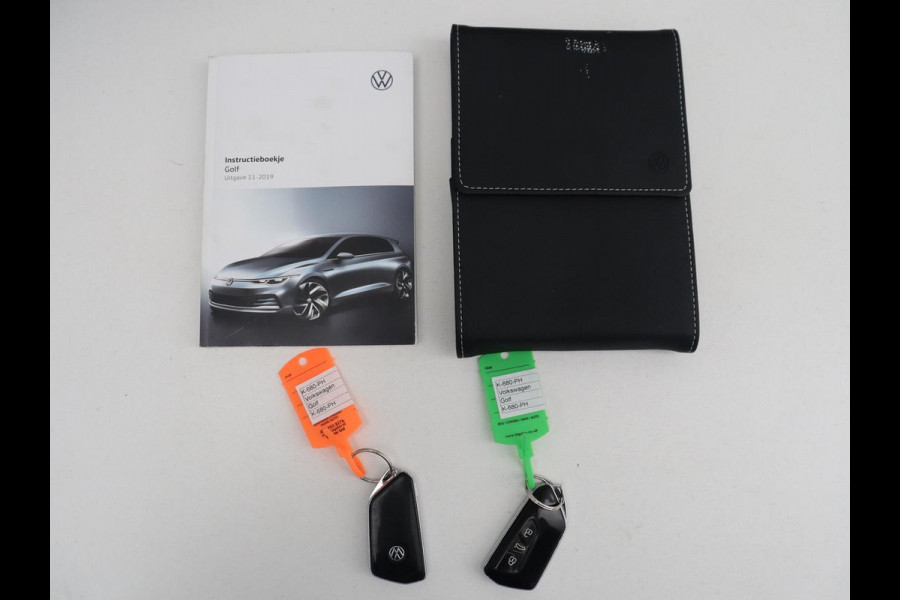 Volkswagen Golf 1.5 TSI Life | Stuur/stoel verwarming | Adaptive cruise | Sfeerverlichting | Carplay | Park assist | Navigatie | Climate control | Virtueel dashboard | Trekhaak