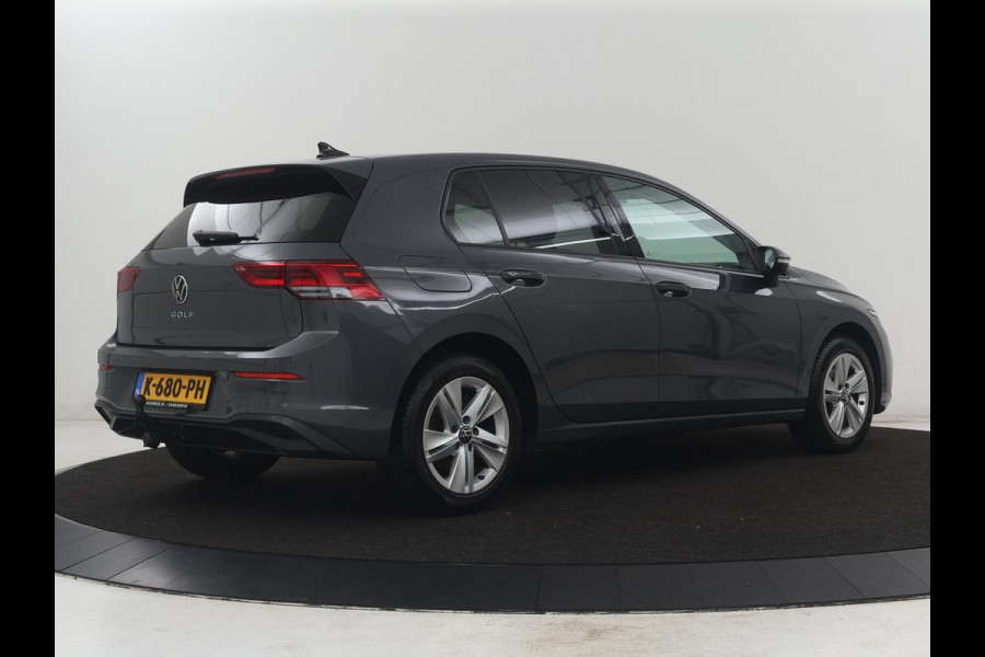 Volkswagen Golf 1.5 TSI Life | Stuur/stoel verwarming | Adaptive cruise | Sfeerverlichting | Carplay | Park assist | Navigatie | Climate control | Virtueel dashboard | Trekhaak