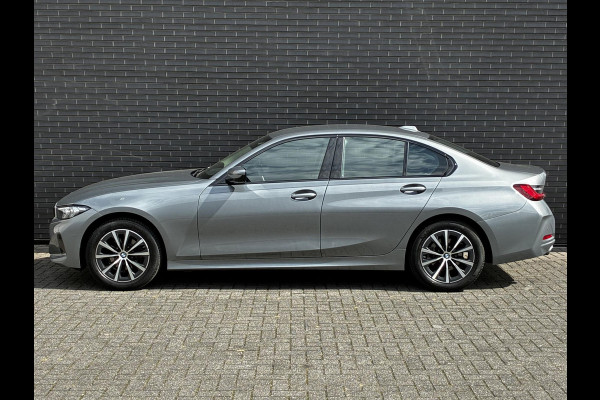 BMW 3 Serie Sedan 318i Automaat / Navigatiesysteem / Stoelverwarming / Parkeersensoren achter / Active Guard Plus / Shadow Line / Live Cockpit Plus / Cruise Control / DAB / Connected Package Professional