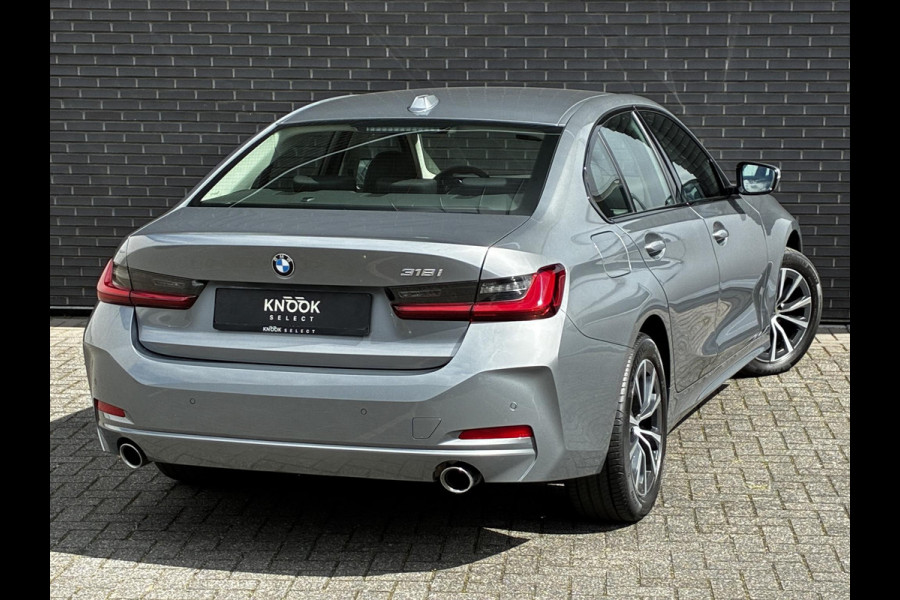 BMW 3 Serie Sedan 318i Automaat / Navigatiesysteem / Stoelverwarming / Parkeersensoren achter / Active Guard Plus / Shadow Line / Live Cockpit Plus / Cruise Control / DAB / Connected Package Professional