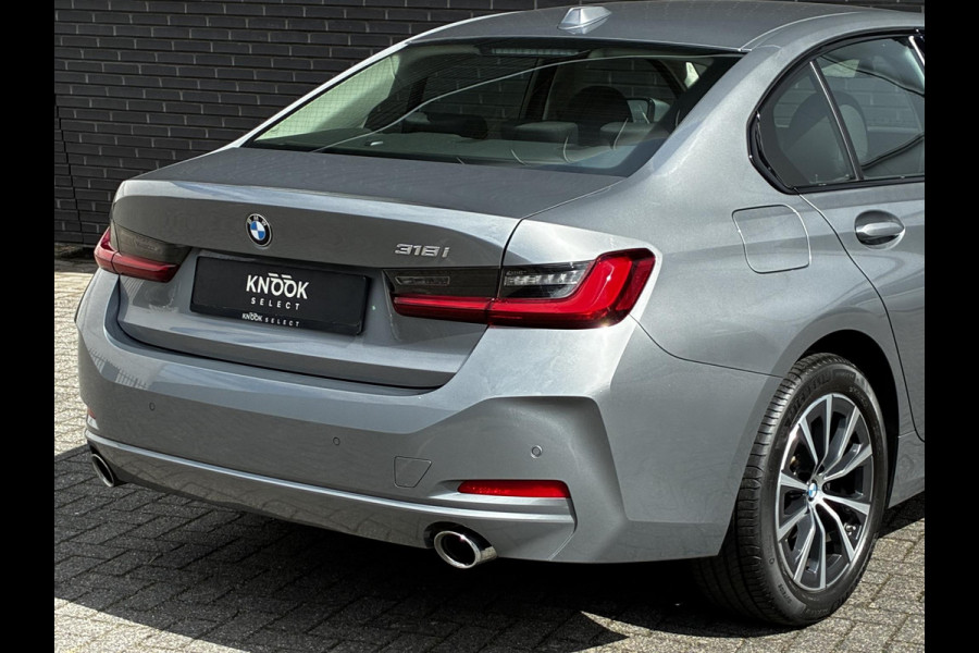 BMW 3 Serie Sedan 318i Automaat / Navigatiesysteem / Stoelverwarming / Parkeersensoren achter / Active Guard Plus / Shadow Line / Live Cockpit Plus / Cruise Control / DAB / Connected Package Professional