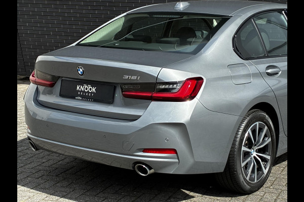 BMW 3 Serie Sedan 318i Automaat / Navigatiesysteem / Stoelverwarming / Parkeersensoren achter / Active Guard Plus / Shadow Line / Live Cockpit Plus / Cruise Control / DAB / Connected Package Professional