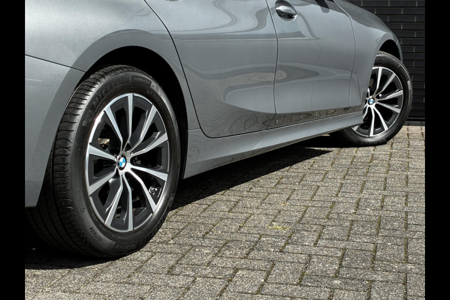BMW 3 Serie Sedan 318i Automaat / Navigatiesysteem / Stoelverwarming / Parkeersensoren achter / Active Guard Plus / Shadow Line / Live Cockpit Plus / Cruise Control / DAB / Connected Package Professional