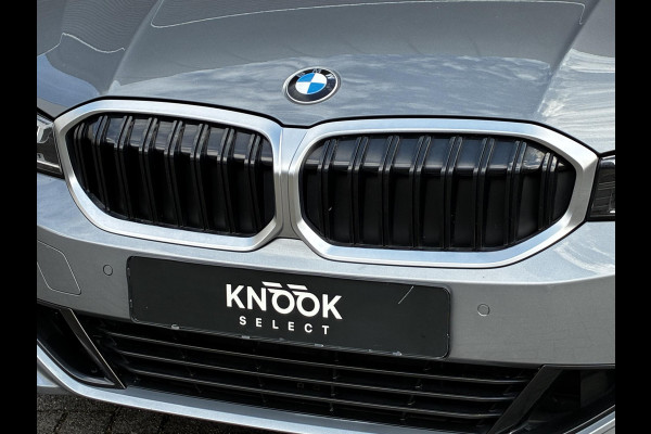 BMW 3 Serie Sedan 318i Automaat / Navigatiesysteem / Stoelverwarming / Parkeersensoren achter / Active Guard Plus / Shadow Line / Live Cockpit Plus / Cruise Control / DAB / Connected Package Professional